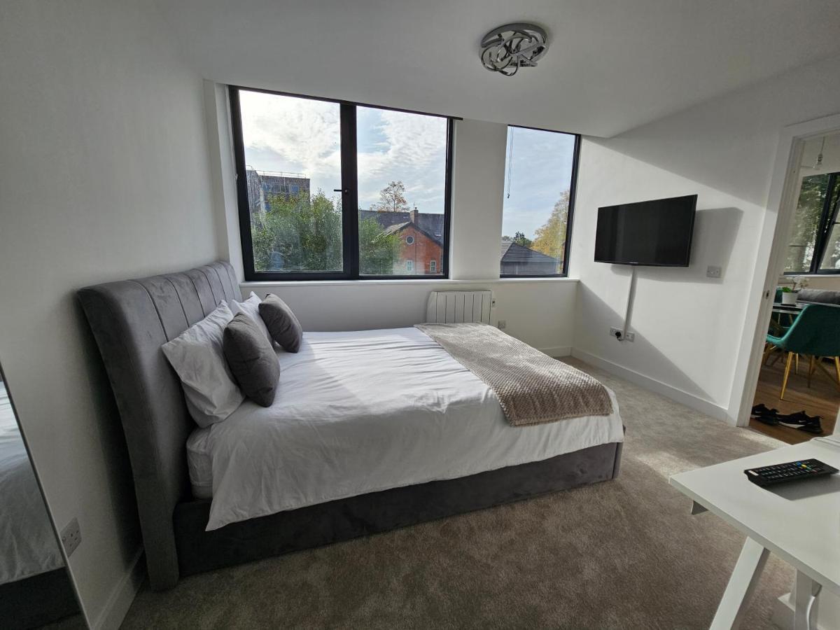 Brand New Trafford Apartment Manchester Exterior photo