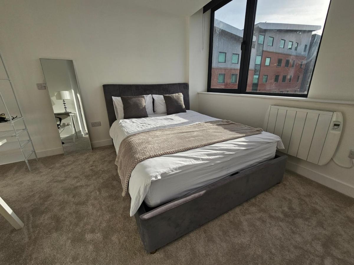Brand New Trafford Apartment Manchester Exterior photo