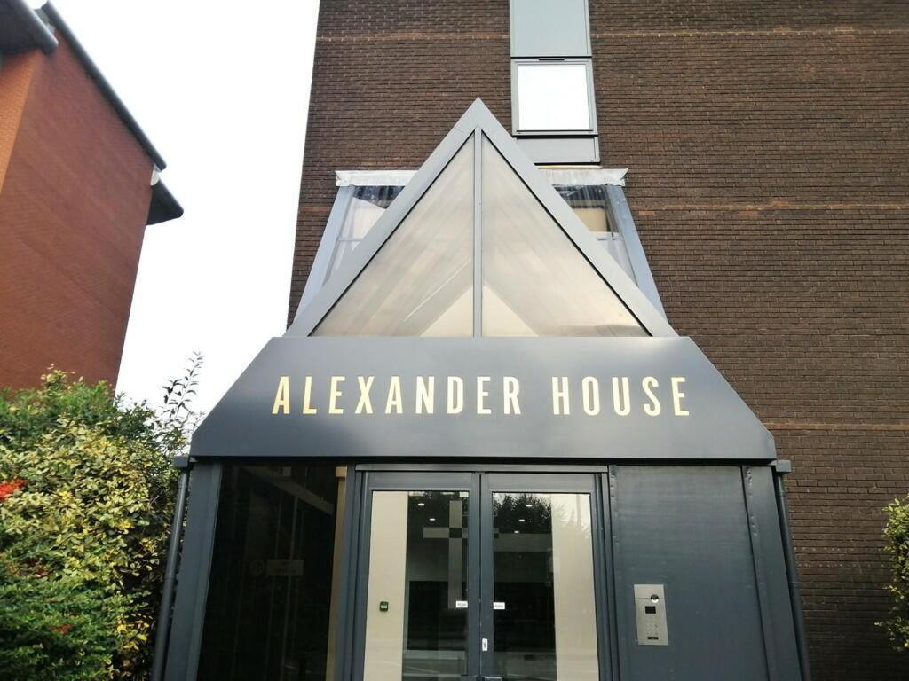 Brand New Trafford Apartment Manchester Exterior photo
